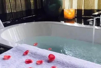 苏州虎丘区水疗池中的失重冥想：当身体学会漂浮